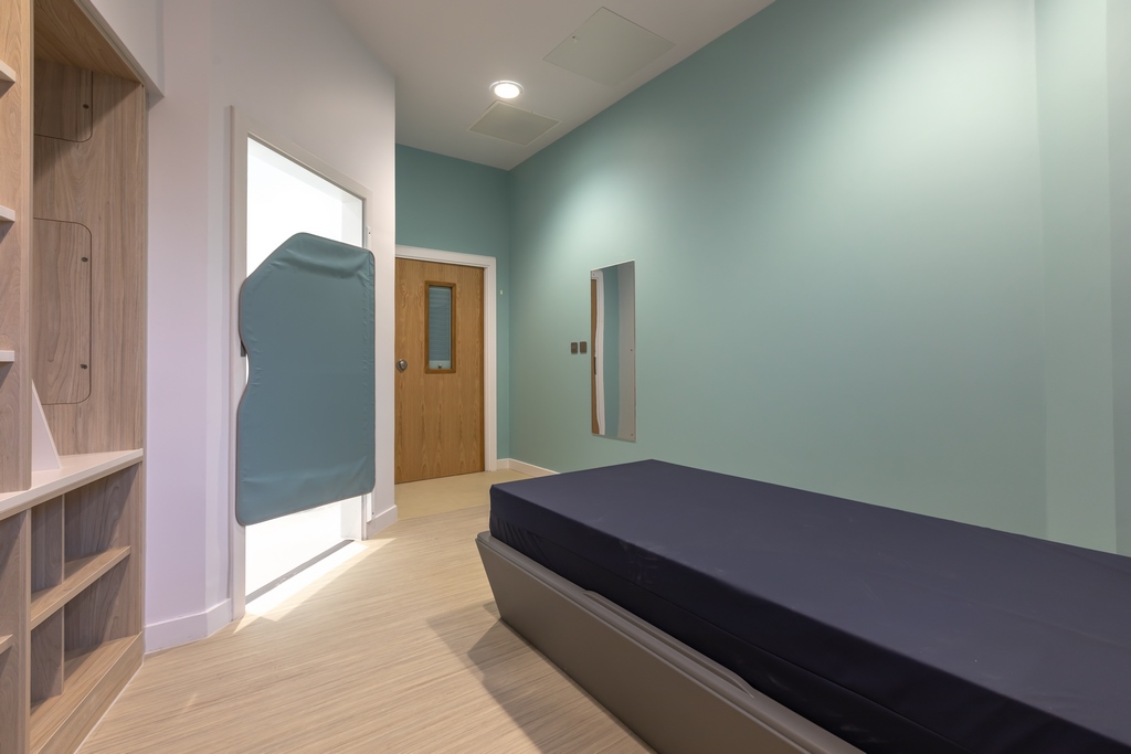 20240417_5235 - Benchark room 2.jpg